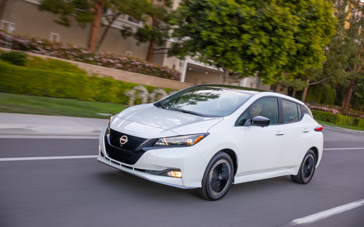 How to address charging problems in the 2015 Nissan Leaf?