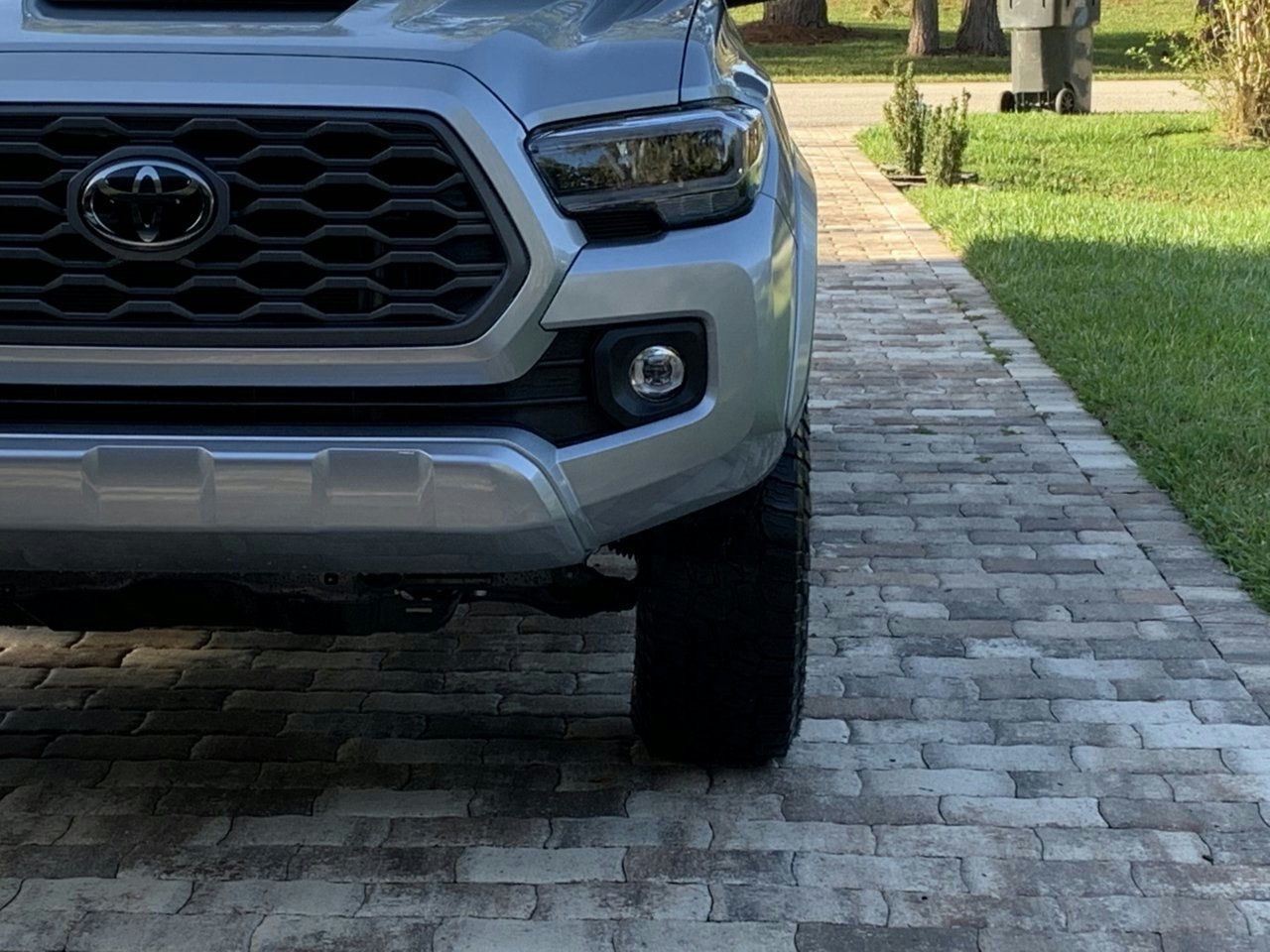 Positive Camber Angle: Boosting Performance & Handling.
