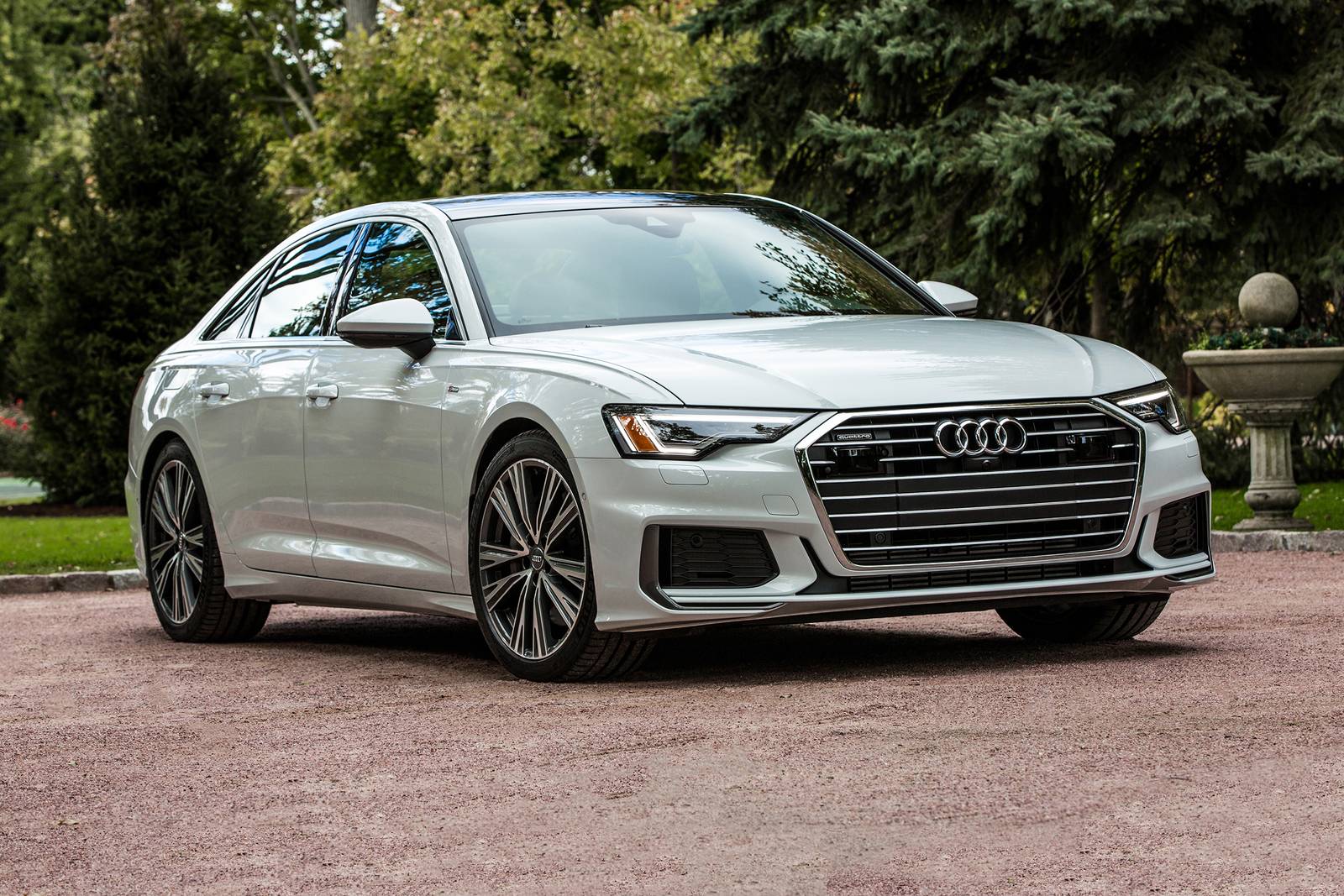 Why does the MMI system freeze or malfunction in the 2016 Audi A6, and what are the solutions?