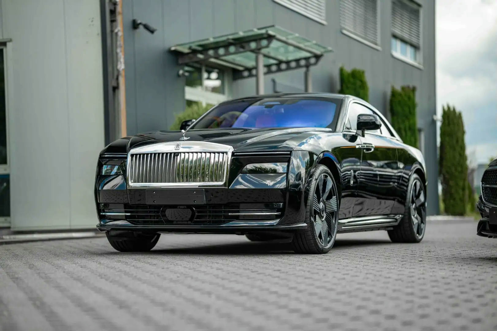 The 2024 Rolls-Royce Spectre: A Masterpiece of Luxury and Modernity