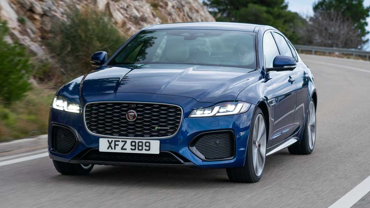 What are the signs of water leakage into the cabin of the 2011 Jaguar XF, and how can it be prevented?